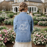 Veste En Jean Typographie moderne juste marié blanc Script<br><div class="desc">Célébrez votre nouveau statut de marié avec notre moderne Just Marié White Script Typographie Denim Jacket! Cette veste élégante est dotée d'une élégante typographie de script blanc qui contraste magnifiquement avec le denim classique. Parfait pour les célébrations d'après-cérémonie, les réceptions ou les voyages de noces, il ajoute une touche chic...</div>