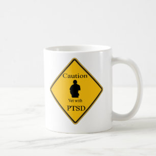 Vétérinaire de précaution avec la tasse de café de