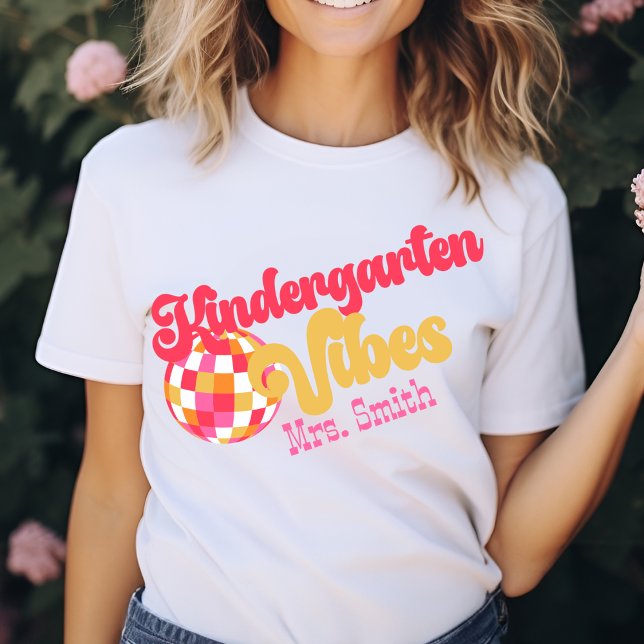 Vibes de jardin d'enfants Nom personnalisé Tshirt (Créateur téléchargé)