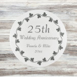 Vide-poche 25e anniversaire du Mariage d'argent Ivy Wreath<br><div class="desc">25e anniversaire de Mariage d'argent rond, plateau de trinket en verre fusionné qui présente une conception de couronne de lierre couleur argent foncé avec les noms du couple marié et la date anniversaire mariage. Modifiez votre plateau de verre et remplacez les noms et la date anniversaire du mariage de votre...</div>