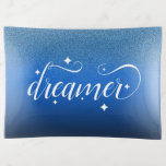 Vide-poche Romantic Ombre Midnight Blue Starry Dreamer<br><div class="desc">Offrez des objets spéciaux à votre goût et une ambiance créative grâce à ce plateau de trinket, qui présente une myriade d'étoiles, proches et lointaines, qui scintillent contre un arrière - plan du ciel bleu de minuit passant au noir, avec le mot "rêveur", mis en écriture fluide et élégante. Personnalisez...</div>