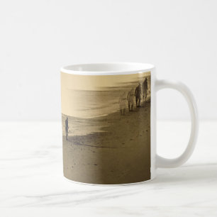 vieil homme sur la tasse de plage