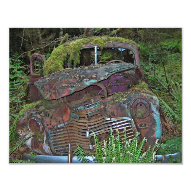Vieille épave automobile dans la forêt Photo (Devant)