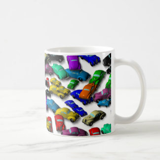 Vieille tasse de café colorée de voitures