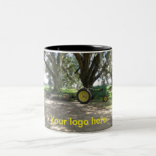 Vieille tasse de café verte de tracteur