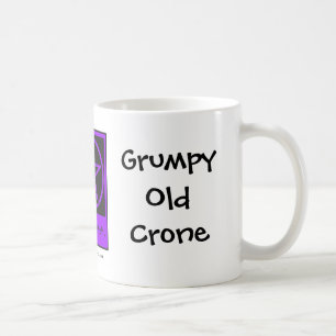 Vieille vieille femme grincheuse par tasse