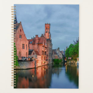 Vieille ville et beffroi la nuit à Bruges