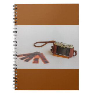vieux appareil photo avec négatif sur le carnet ph