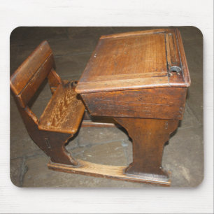 Vieux bureau d'école et tapis de souris en bois d