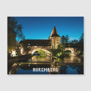 Vieux pont médiéval la nuit à Nuremberg
