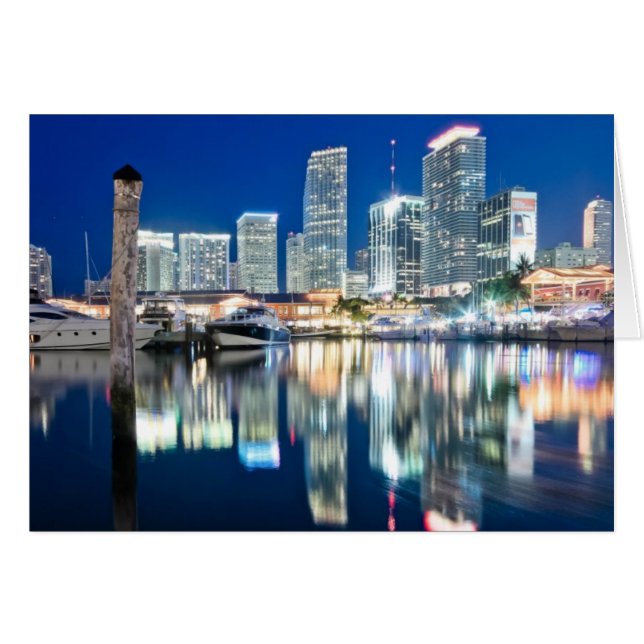 View of skyline with reflection in water, Miami (Devant horizontal)