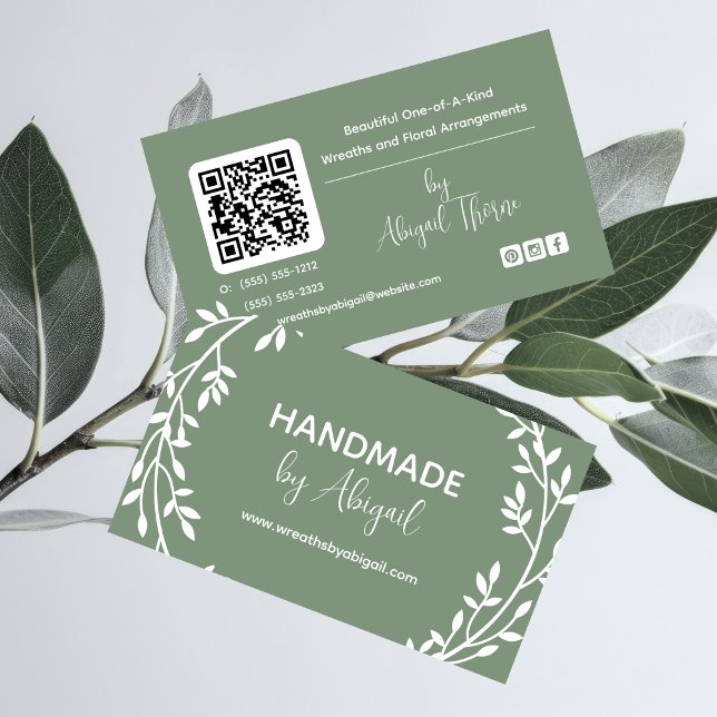 Vignes de couronnes faites main | Carte de visite  (Sage Green and White Wreath and Vines "Handmade" Handcrafted Crafting Business Cards)