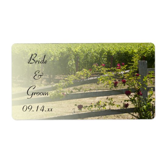 Vignoble et étiquettes roses de faveur de mariage