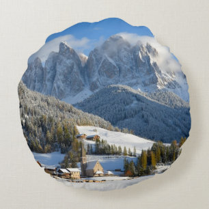 Village de dolomites dans le coussin rond d'hiver
