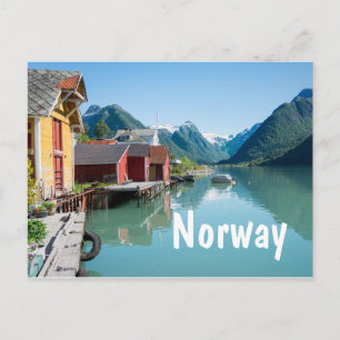 Village et un fjord en Norvège carte postale texte