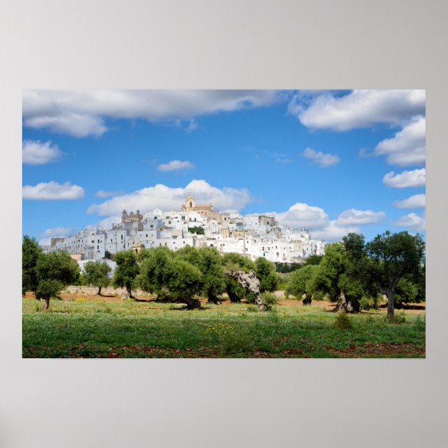 Ville blanche Ostuni avec des oliviers, affiche de (Devant)
