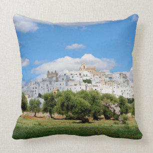 Ville blanche Ostuni avec les oliviers, coussin de