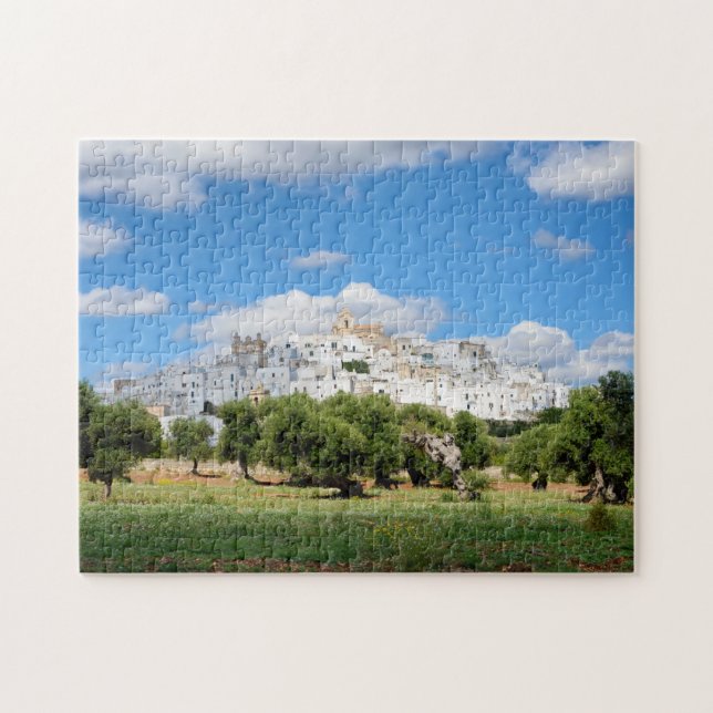 Ville blanche Ostuni avec les oliviers, puzzle de (Horizontal)