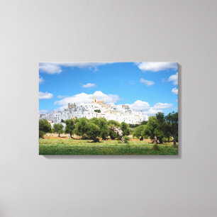 Ville blanche Ostuni avec les oliviers, toile de