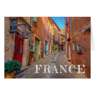 Ville française colorée sur une colline