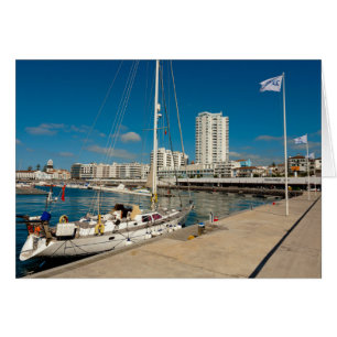 Ville portugaise et yacht