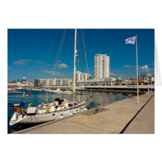 Ville portugaise et yacht