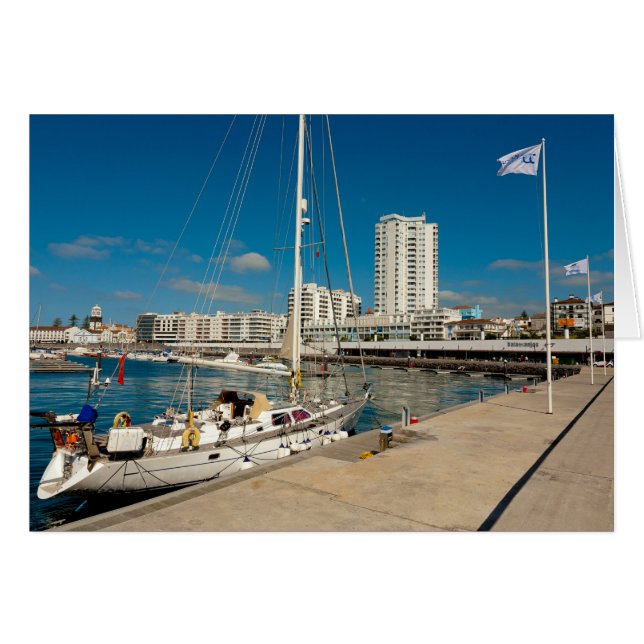 Ville portugaise et yacht (Devant horizontal)