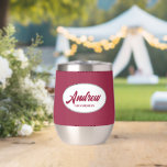 Vin Rouge Stylisé Mariage Nom du fabricant<br><div class="desc">Offrez à votre toiletteur mariage ce croustillant en acier inoxydable tendance et personnalisé avec son nom en écriture stylisée dans un design blanc et ovale. La couleur et le script de l'Arrière - plan est un vin rouge. Personnalisez votre cave à vin en éditant et en remplaçant le nom par...</div>