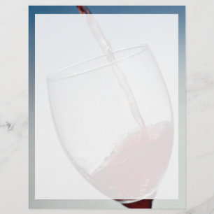 Vin rouge versé dans le verre à vin