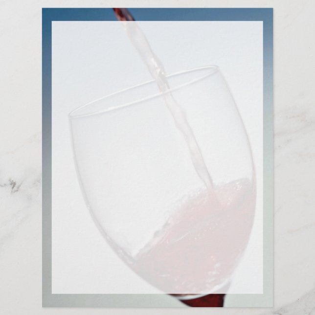 Vin rouge versé dans le verre à vin (Devant)