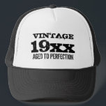 Vintage Âgé à la perfection Anniversaire casquette<br><div class="desc">Vintage Âgé à la perfection Anniversaire casquette pour les hommes. Citation drôle avec année de naissance personnalisée. typographie cool. Humour d'âge pour la 30ème 40ème 50ème 60ème 70ème 80ème 90ème fête d'anniversaire. Idée cadeau personnalisé mignonne pour sur la colline papa,  père,  oncle,  frère,  mari,  grand-père,  stepdad etc.</div>