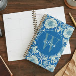 Vintage Blue William Morris Tapisserie Monogramme<br><div class="desc">Ce design sobre et élégant présente une élégante tapisserie d'inspiration William Morris, d'inspiration florale, dans des motifs bleus et crème français. Gardez votre horaire et vos rendez-vous avec style. Ajoutez un nom pour le personnaliser. Fait un grand cadeau de Noël ou de fête des mères. Créé par Simply Farmhouse Press....</div>