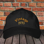 VINTAGE. casquette de baseball brodé 19xx /b'days<br><div class="desc">Casquettes brodés : casquette classique de baseball de mode d'anniversaire avec texte "VINTAGE" et Est. 19xx année - pour l'anniversaire garçon / fille,  célébrations d'anniversaire,  anniversaire mariage / casquette de fête</div>
