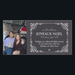Vintage Chalkboard Noël Cartes photos de vacances<br><div class="desc">Cette conception comporte une bordure en dentelle joliment ornée. L'arrière - plan est gris tableau noir. Il dit Joyeaux Noel mais vous pouvez changer le salut en "Joyeux Noël". Ajoutez votre photo pour une touche personnelle.</div>