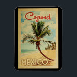 Vintage voyage Cozumel Magnet Palm Tree<br><div class="desc">Un imprimé d'art mexicain de Cozumel,  moderne et rétro,  dans un style d'affiche de voyage vintage. Il dispose d'un palmier incurvé sur une plage de sable avec l'océan sous un ciel bleu nuageux.</div>