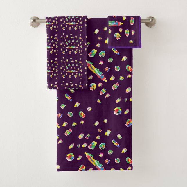 Violet foncé avec petit motif d'art abstrait varié (En situation)