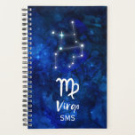 Virgo Zodiac Constellation Blue Galaxy Monogram<br><div class="desc">Virgo Zodiac Constellation Galaxie Bleue Monogramme Design Avec police de script brossé tendance, couleur d'eau céleste bleu foncé texture arrière - plan, constellation d'étoiles brillantes, et le symbole Maiden. Symbole astrologique moderne Horoscope de naissance, est parfait pour n'importe quel Anniversaire Virgo Du 23 août au 22 septembre! Avec Monogrammed en...</div>