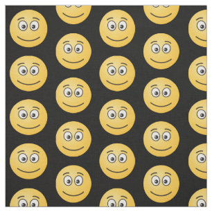 Visage souriant avec tissu d'yeux ouverts