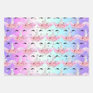 Visages Unicorn et feuilles de papier enveloppant 