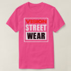 Vision Street Porte un T-shirt essentiel