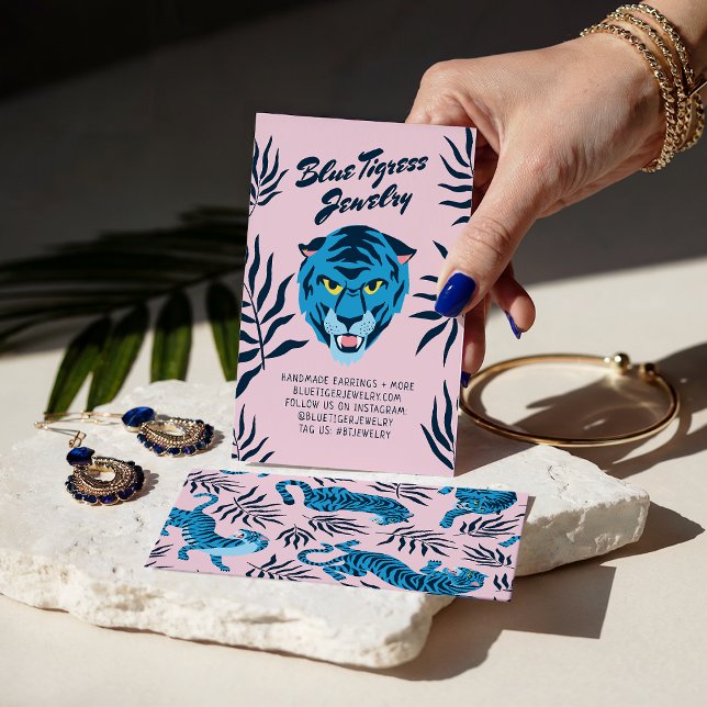 Visite Cartes d'oreille cool de tigre bleu rose (Pink blue tiger tropical leaves cool earring cards)