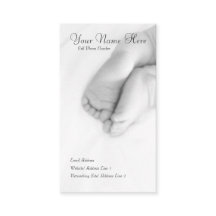 Le bébé botte la carte avec la pointe du pied de