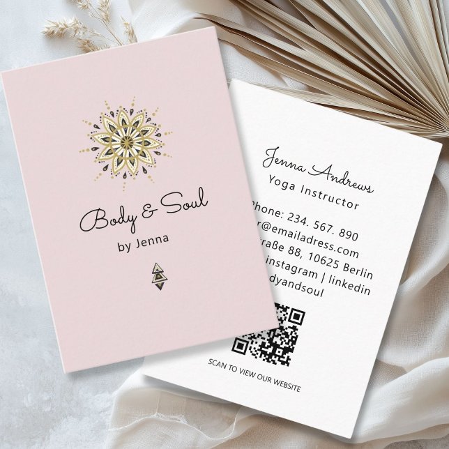 Visite Massage Yoga moderne Wellness QR Code Carte de vis (Modern Yoga Massage Wellness QR Code Pink Business Card)