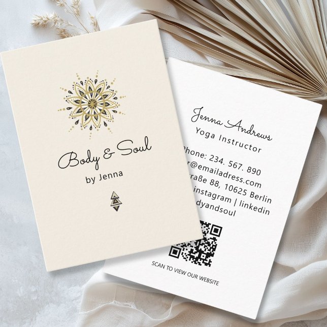 Visite Massage Yoga moderne Wellness QR Code Carte de vis (Modern Yoga Massage Wellness QR Code Beige Business Card)