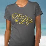 Voici le t-shirt du slogan typographique jaune vif<br><div class="desc">Voici le t-shirt du slogan de la vie. Idéal pour ceux qui veulent ou essaient de se détendre,  de le prendre facilement et de profiter de la vie. Idéal pour un séjour détente / vacances ou le week-end. Objet conçu exclusivement par Sarah Trett.</div>