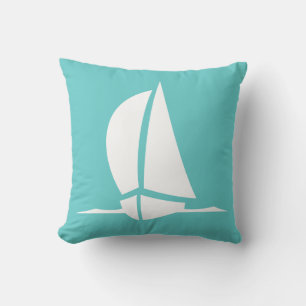 voilier blanc sur coussin bleu turquoise