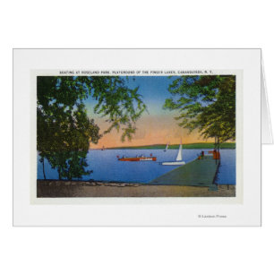 Voilier et bateau à moteur à Roseland Park Scene