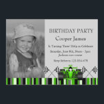 Voiture de course verte Invitation d'anniversaire<br><div class="desc">Cet anniversaire de enfant Invitation moderne dispose d'une voiture de course verte et des drapeaux sur un arrière - plan gris clair. Customisez-le en ajoutant vos détails dans la police de votre choix ! com.</div>