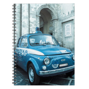 Voiture de police de Fiat 500 dans le carnet de