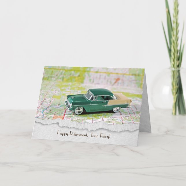 voiture de retraite-rétro sur la carte routière (Devant)